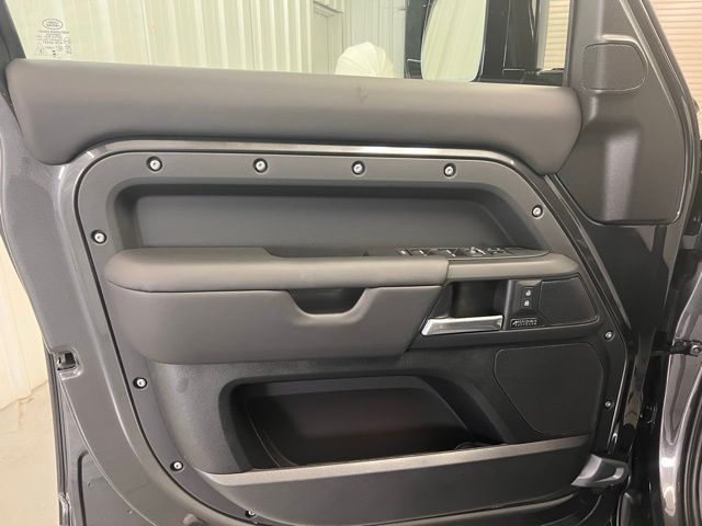 2025 Land Rover Defender 130 X-Dynamic SE photo 9