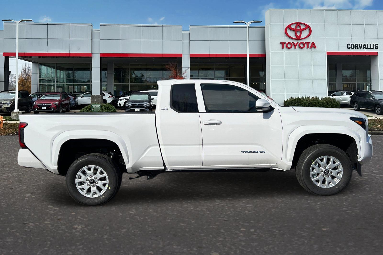 2025 Toyota Tacoma SR5 XtraCab photo 3