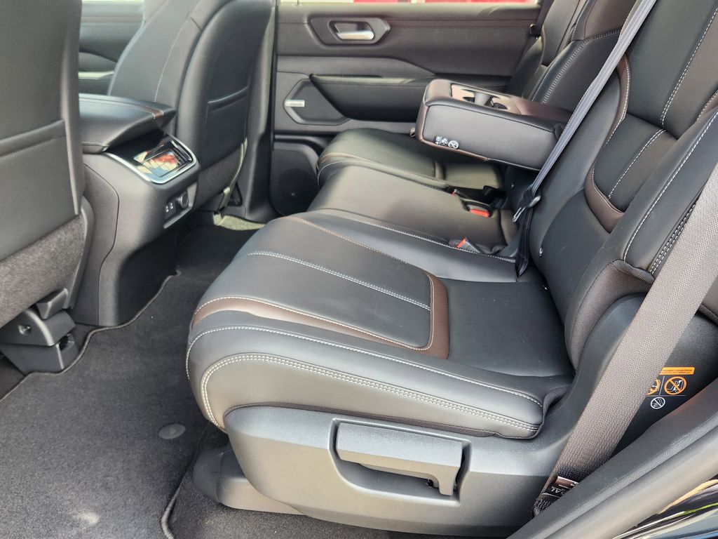2025 Nissan Armada SL photo 13