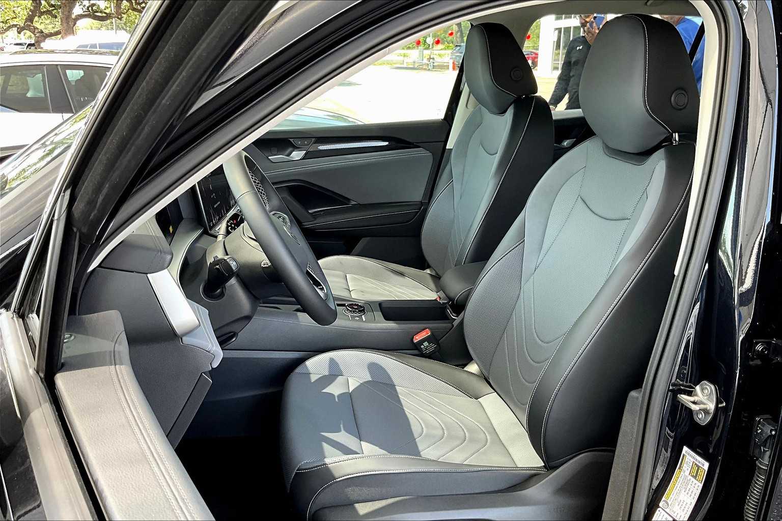 2025 Volkswagen Tiguan SE photo 4