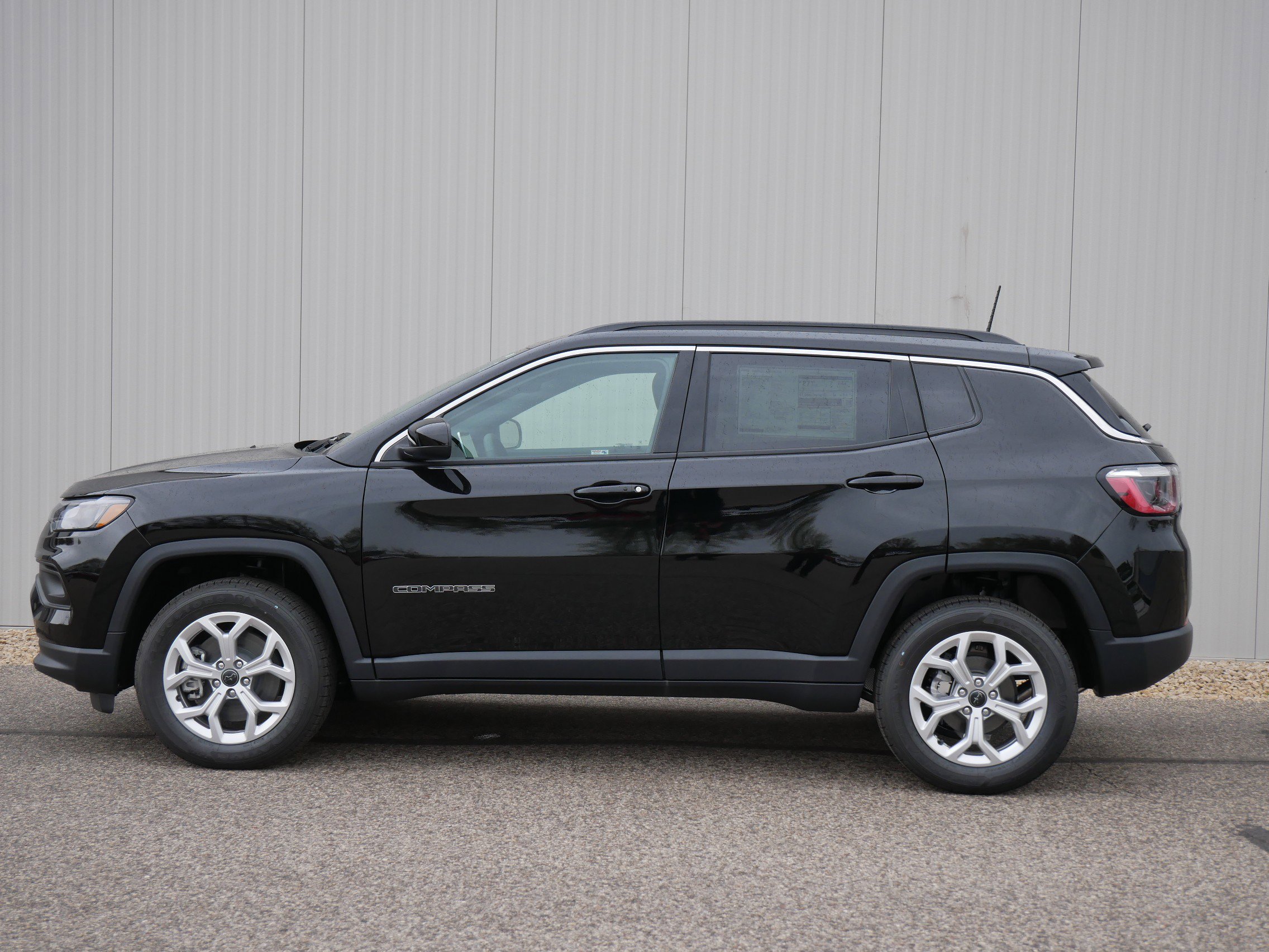 2025 Jeep Compass Latitude photo 2
