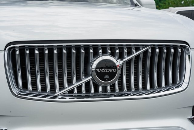 2025 Volvo XC90 T8 photo 9