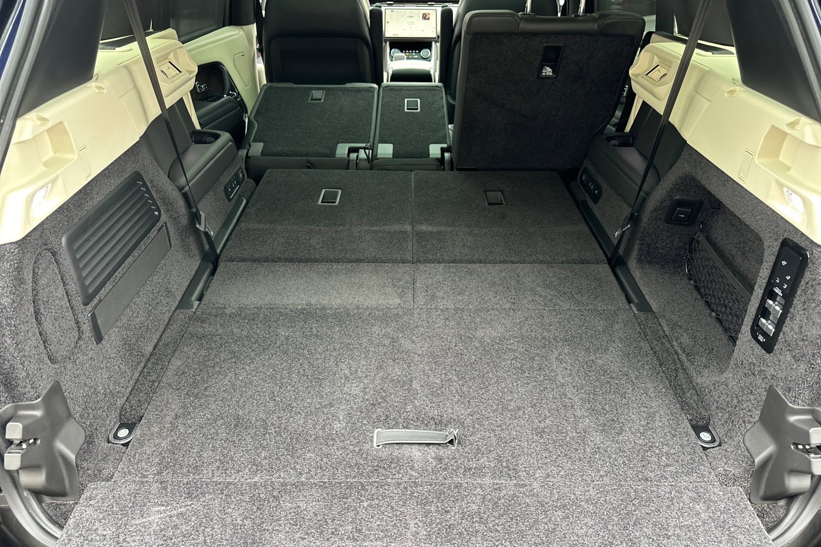 2023 Land Rover Range Rover SE photo 29