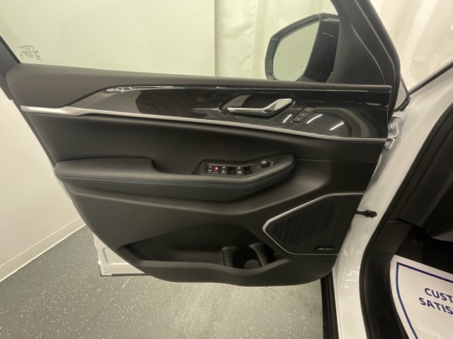 New 2024 Bright White Clear-Coat Exterior Paint Jeep Trailhawk 4xe image 9