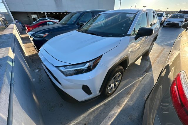 2024 Toyota RAV4 LE's photo