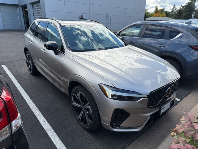2025 Volvo XC60 B5 photo 4