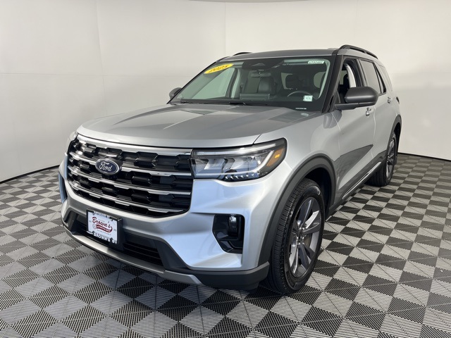 2025 Ford Explorer photo 2