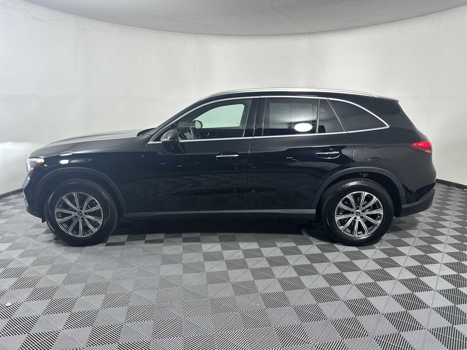 2024 Mercedes Benz GLC 300 photo 3