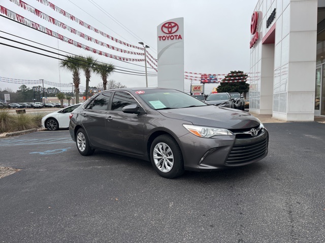 2016 Toyota Camry LE's photo