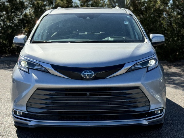 2021 Toyota Sienna Platinum photo 2