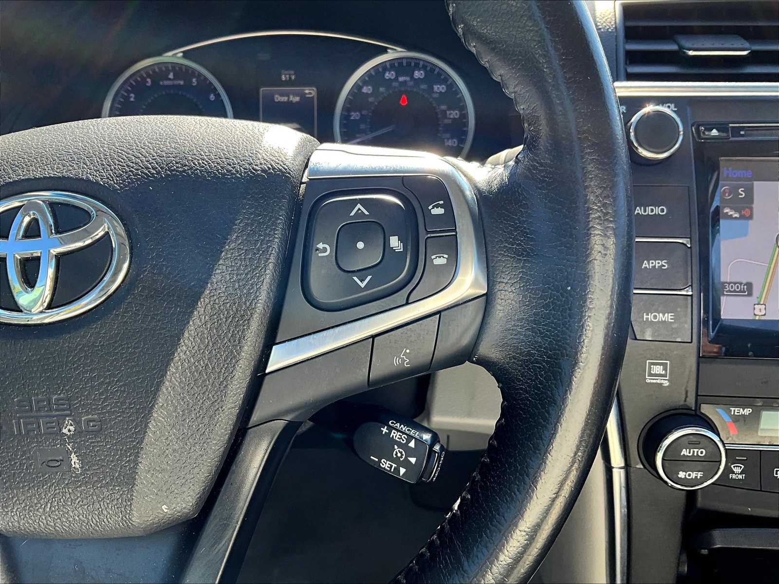 2016 Toyota Camry XLE photo 24