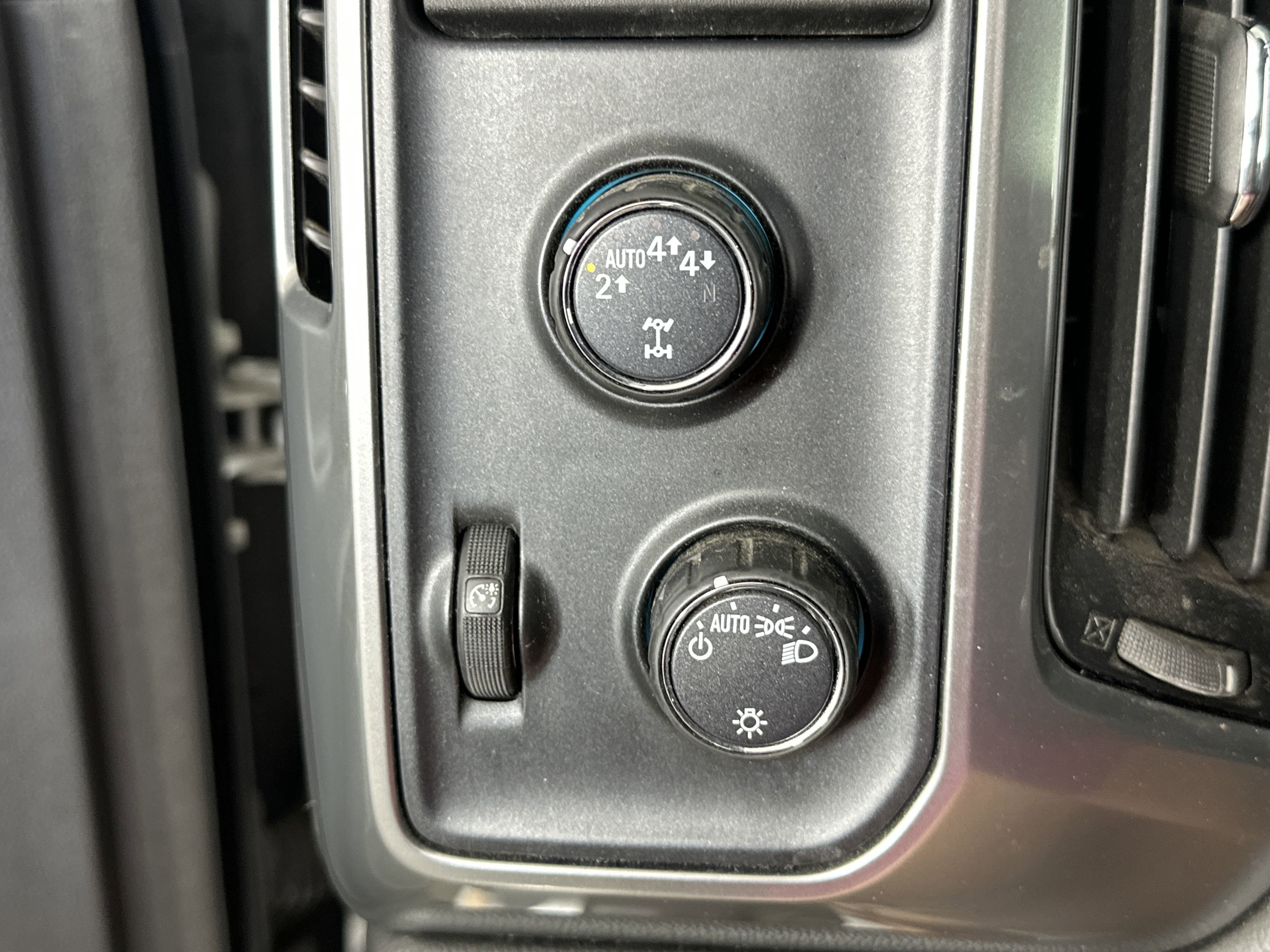 2018 Chevrolet Silverado 1500 LT photo 3