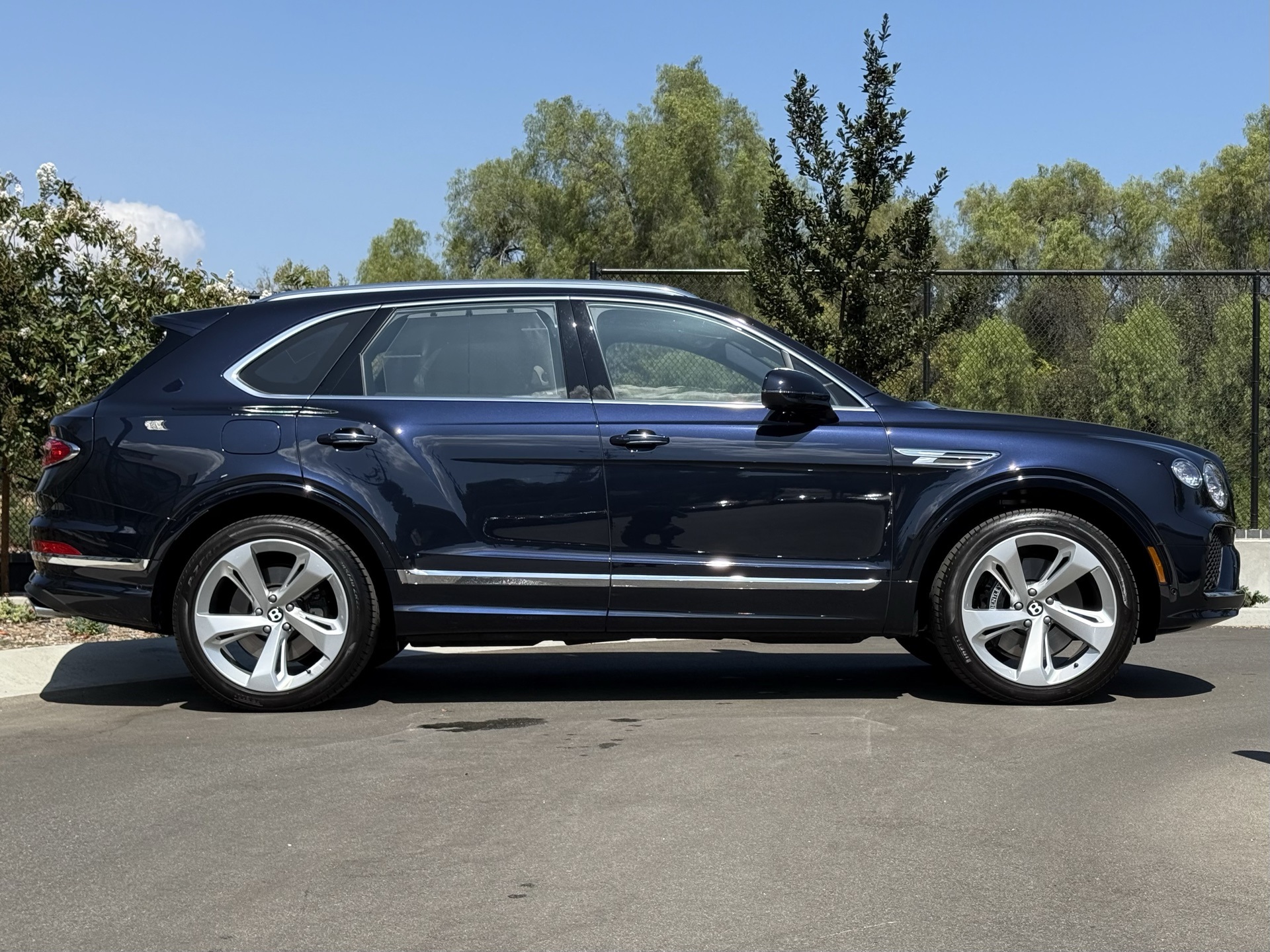 2024 Bentley Bentayga V8 photo 7