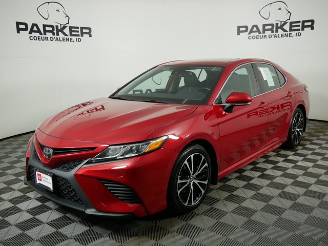 2020 Toyota Camry SE's photo