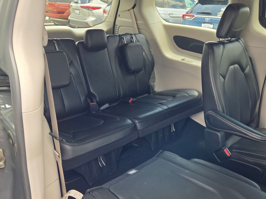 2023 Chrysler Pacifica Touring L photo 7