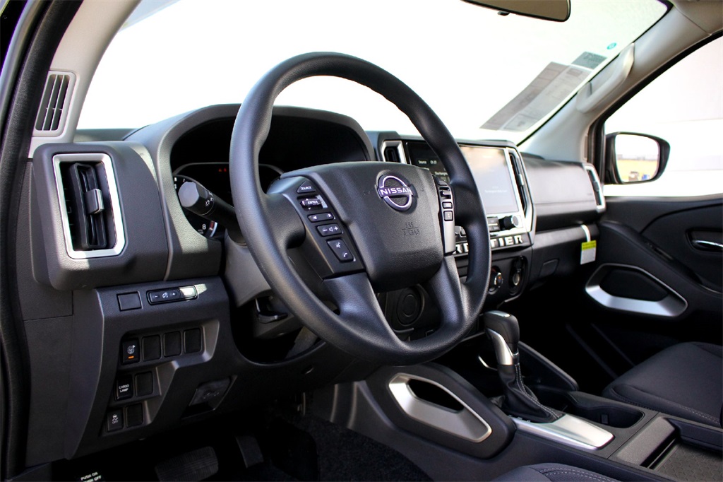 2025 Nissan Frontier SV photo 4
