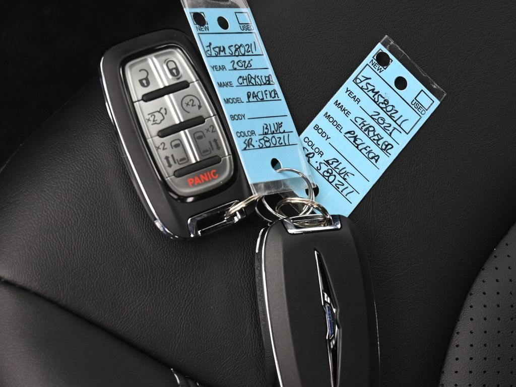 2025 Chrysler Pacifica Select's photo