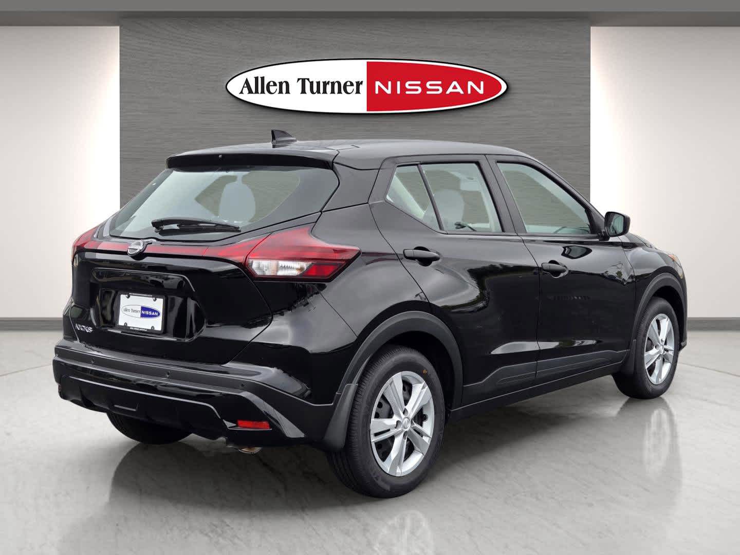 2025 Nissan Kicks Play S photo 2