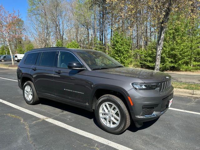 2025 Jeep Grand Cherokee Laredo photo 2