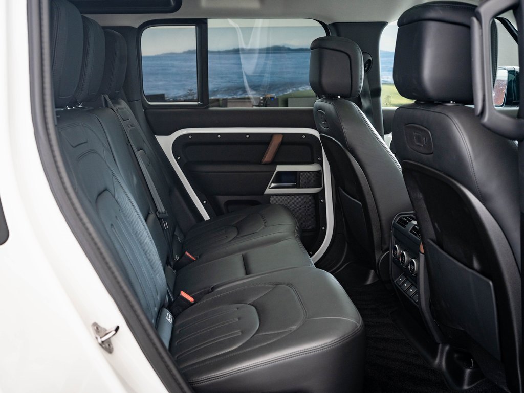 2020 Land Rover Defender 110 HSE photo 28