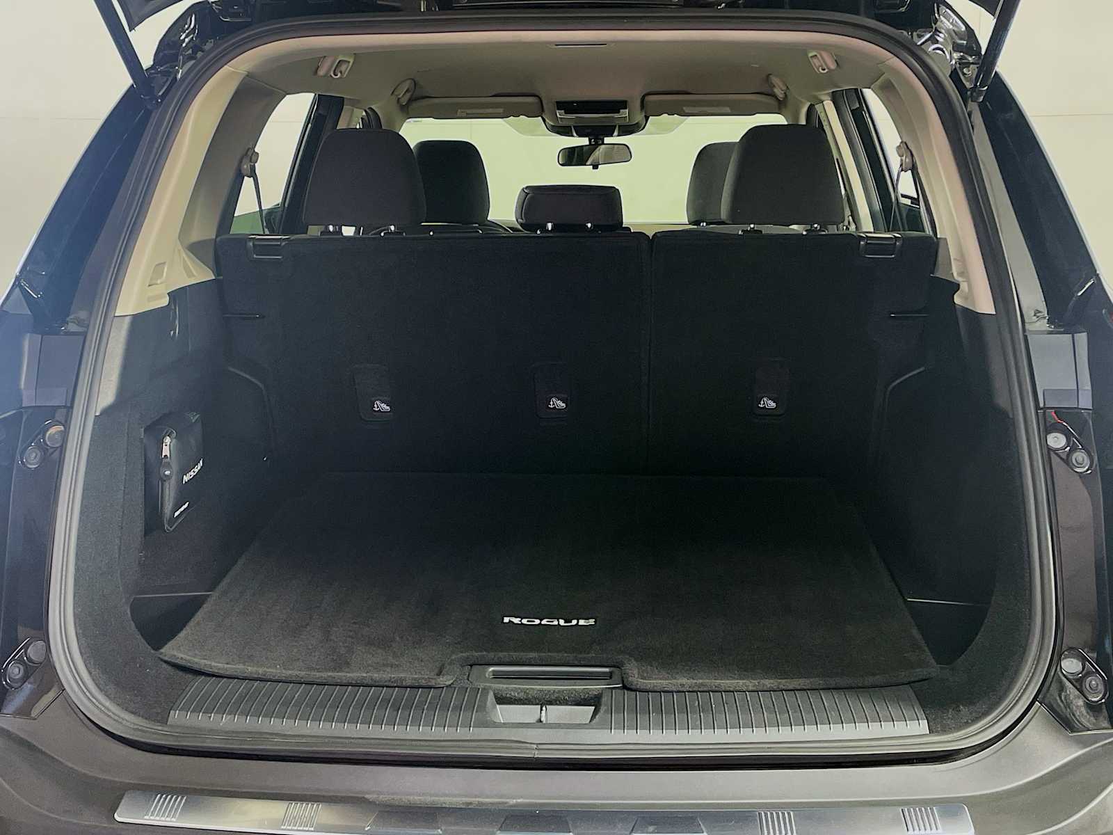 2022 Nissan Rogue SV photo 17