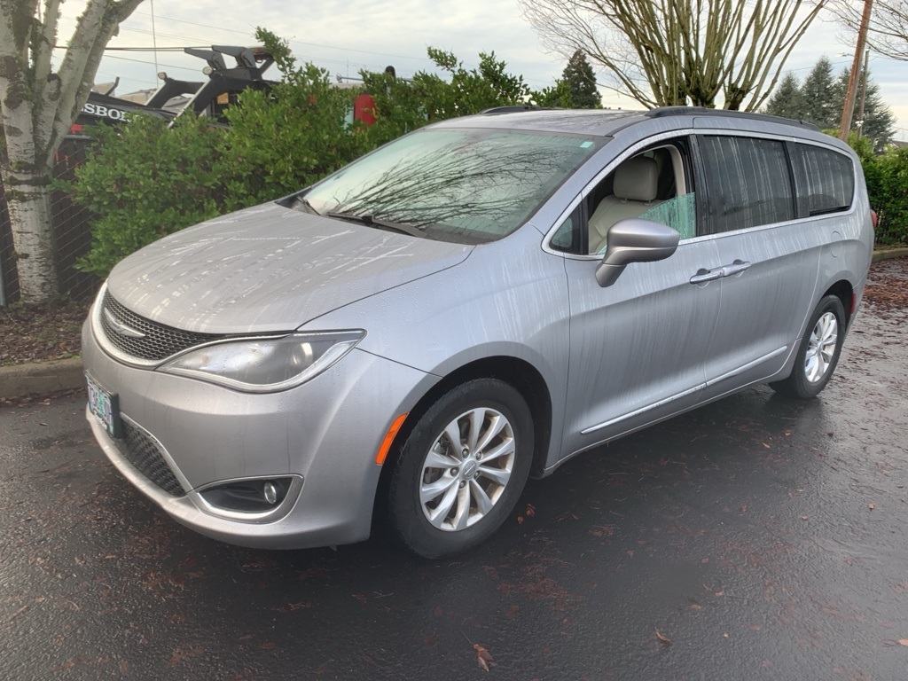 2017 Chrysler Pacifica Touring-L's photo
