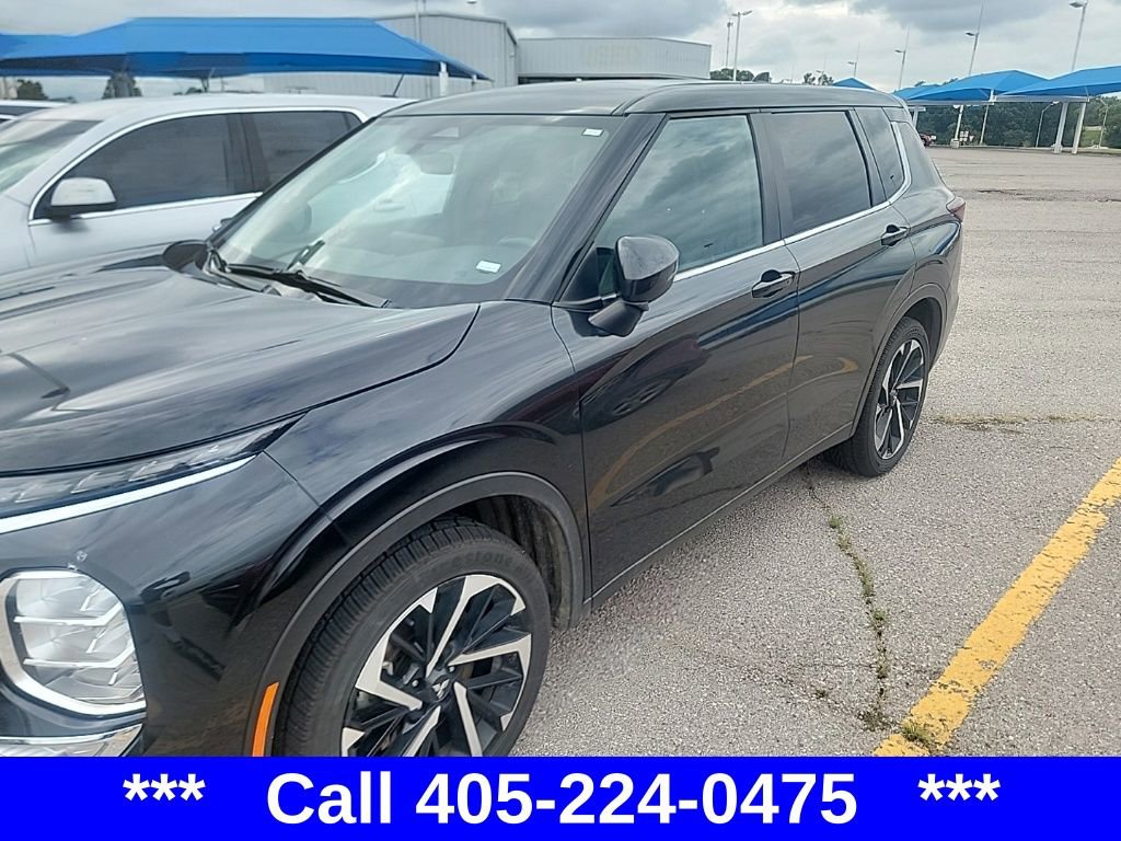 2023 Mitsubishi Outlander SE photo 2