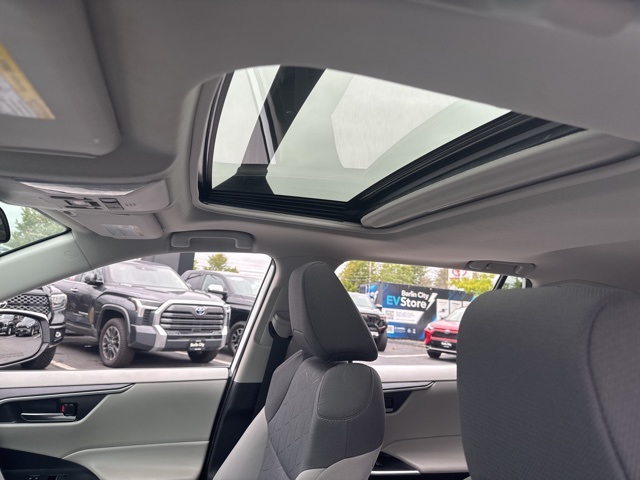 2022 Toyota RAV4 XLE photo 35