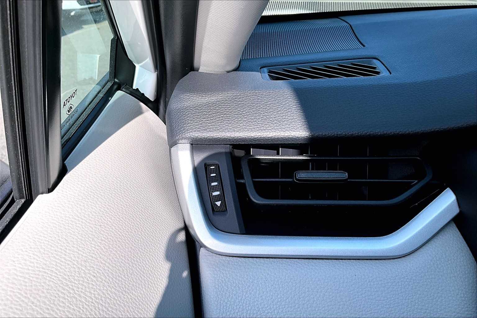 2025 Toyota RAV4 XLE photo 16