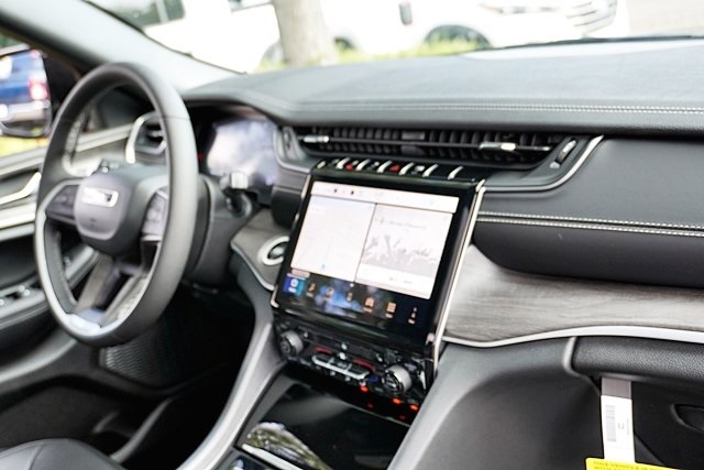 New 2025 Baltic Gray Metallic Clear-Coat Exterior Paint Jeep Limited image 12