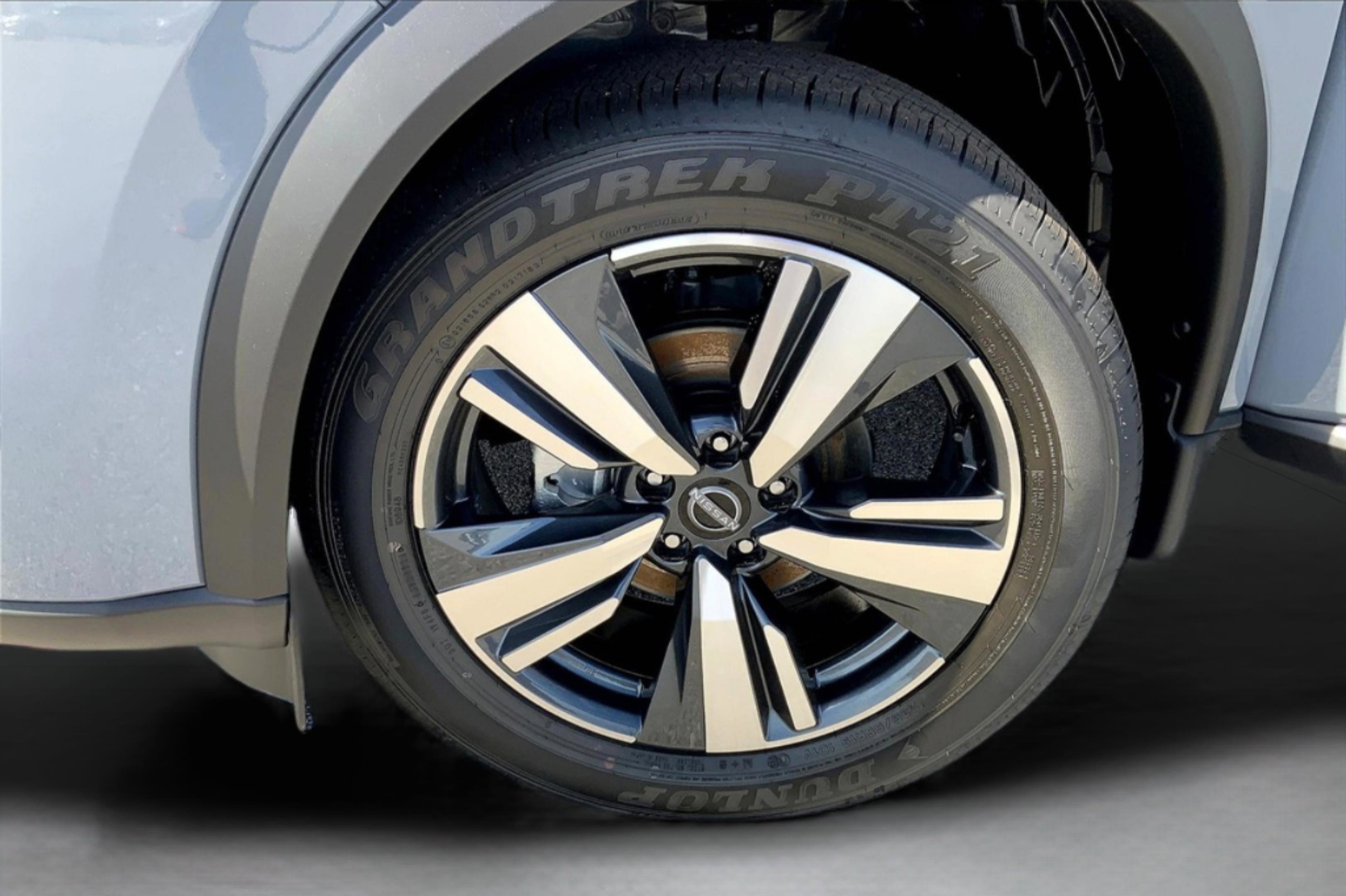 2025 Nissan Rogue SL photo 11