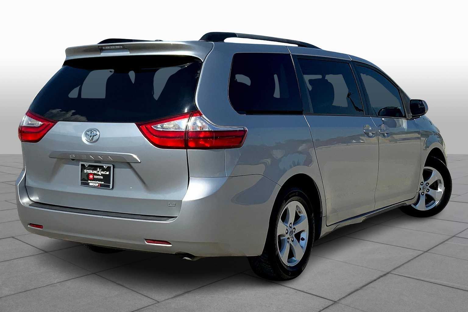 2017 Toyota Sienna LE photo 12