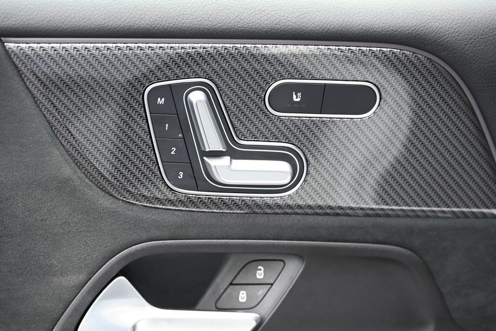 2023 Mercedes Benz GLB 250 photo 16