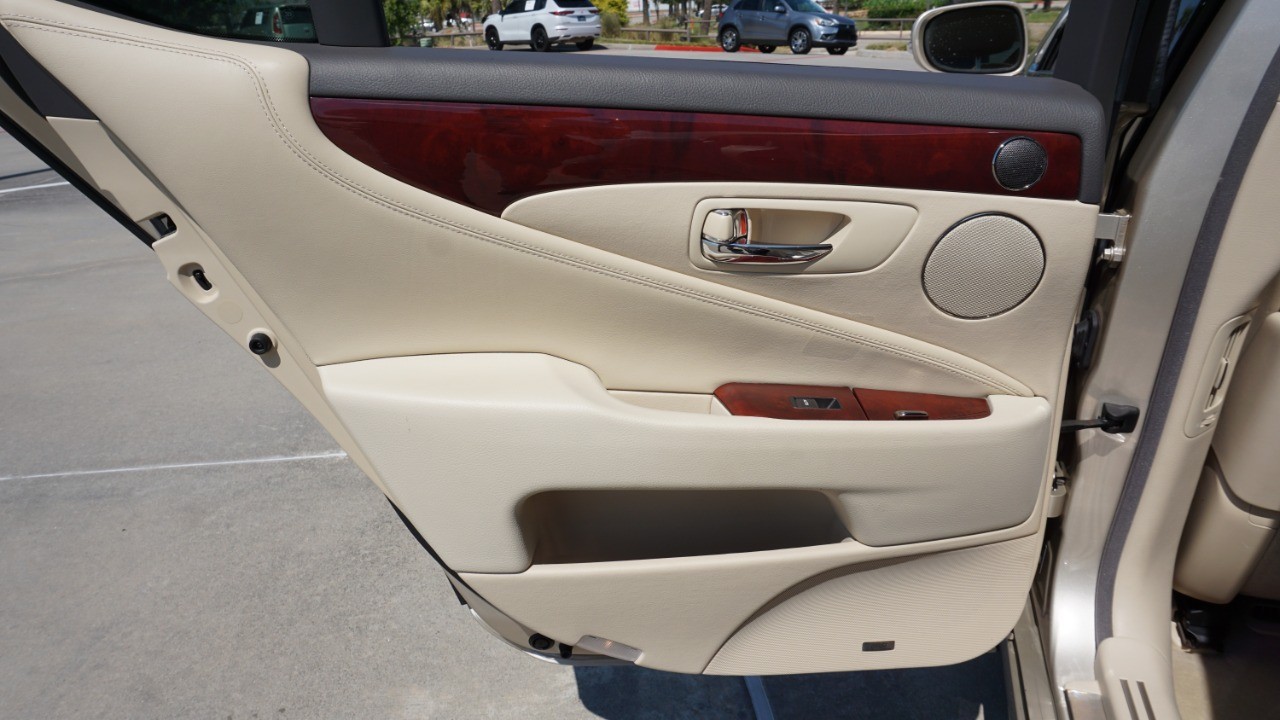 2011 Lexus LS 460 photo 33