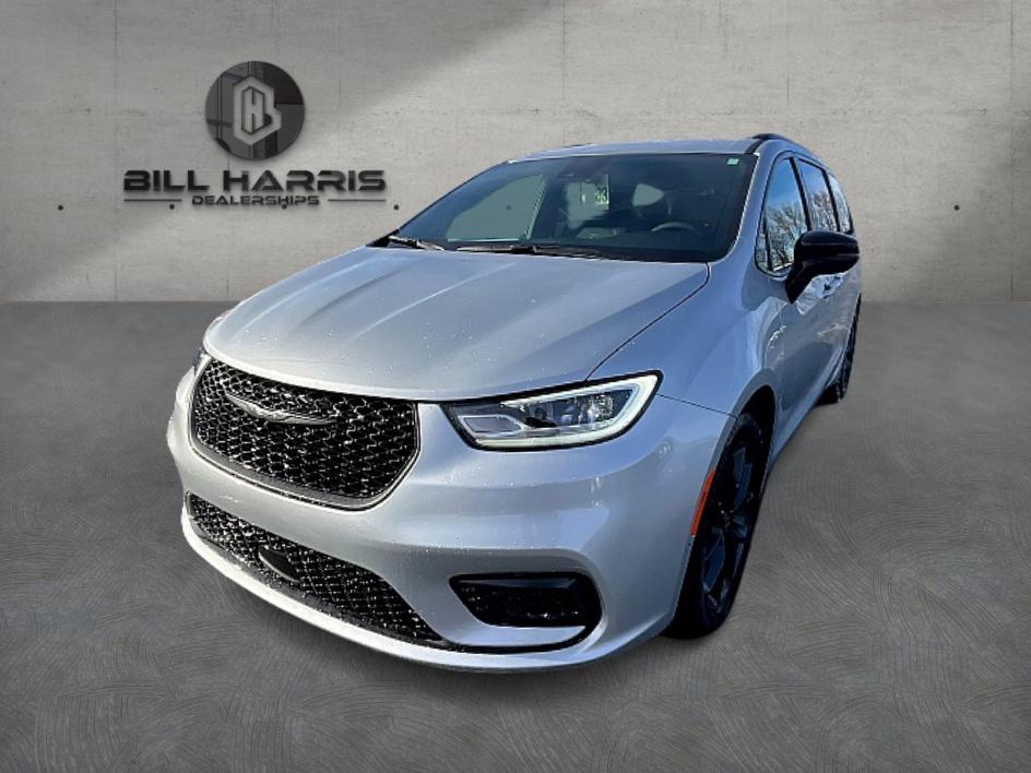 2026 Chrysler Pacifica Select's photo