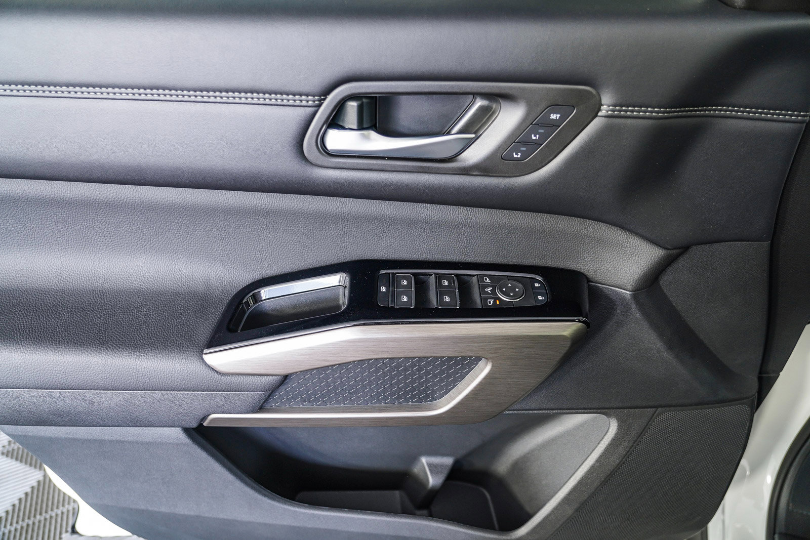2025 Nissan Pathfinder Platinum photo 23