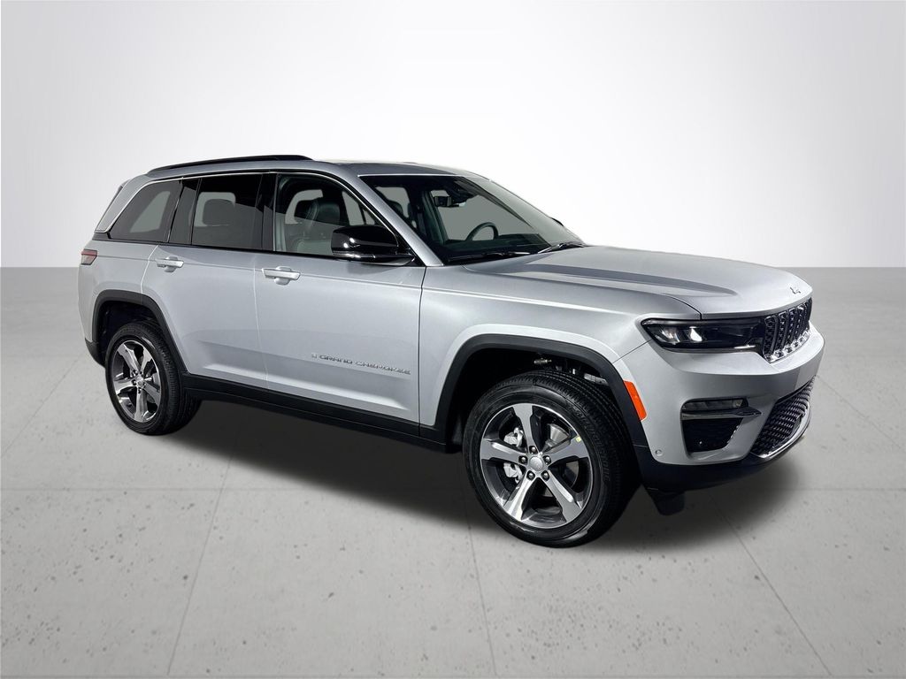 2025 Jeep Grand Cherokee Limited photo 2