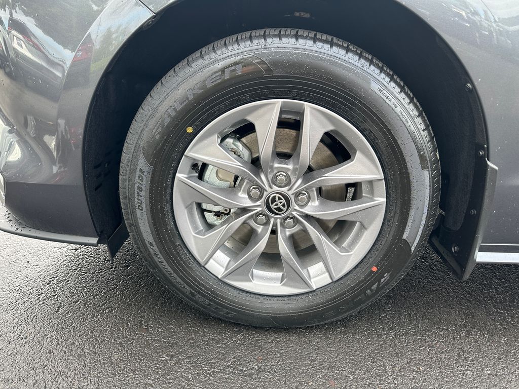 2025 Toyota Sienna XLE photo 12