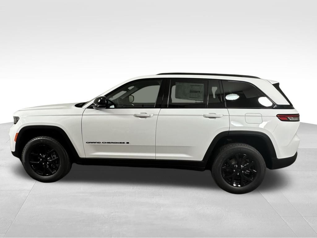 2025 Jeep Grand Cherokee Laredo X photo 3