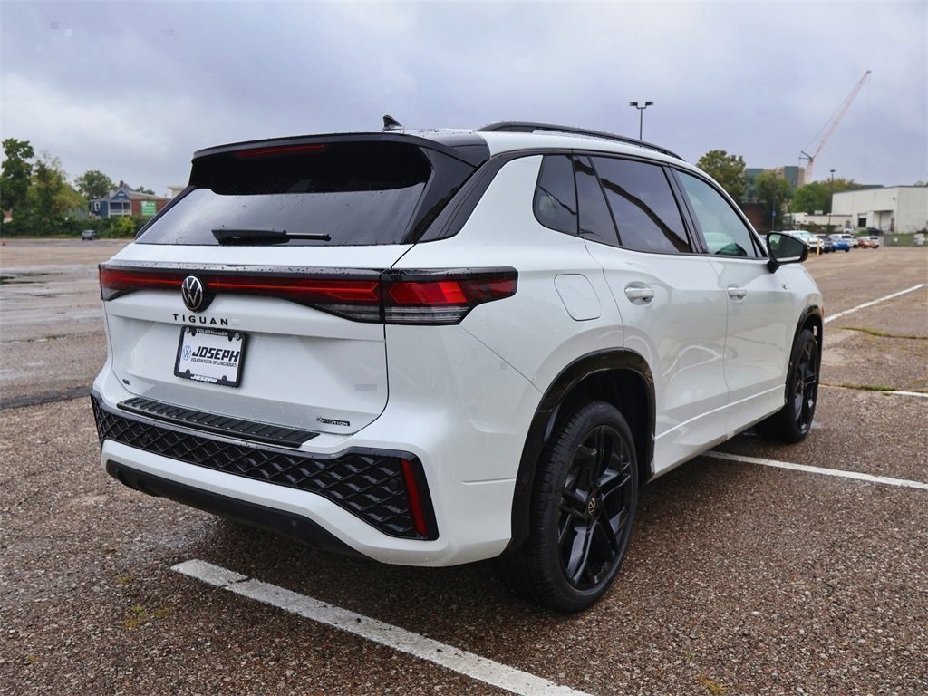 2025 Volkswagen Tiguan SE R-Line Black photo 5