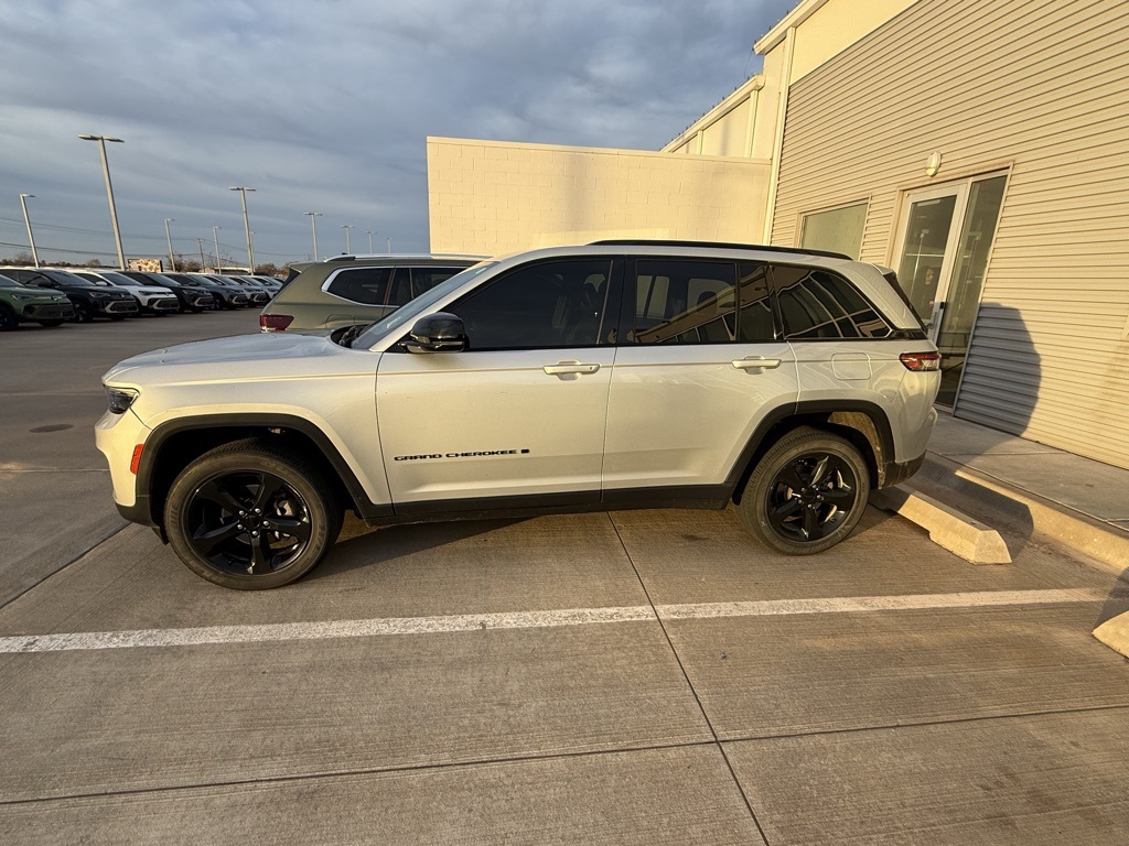 2022 Jeep Grand Cherokee Altitude's photo