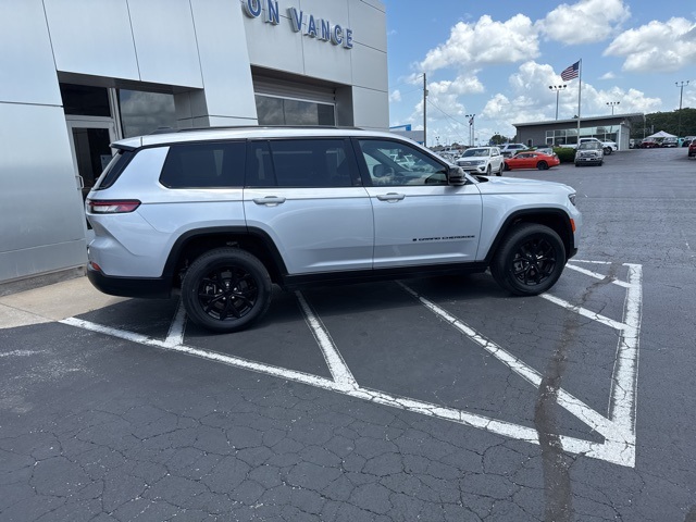 2024 Jeep Grand Cherokee Altitude photo 3