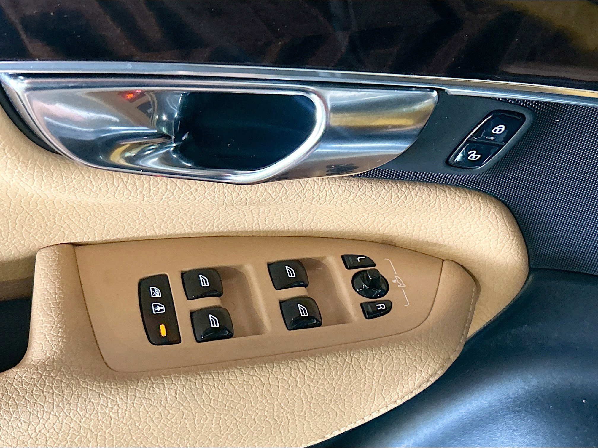 2019 Volvo XC90 Momentum AWD photo 16