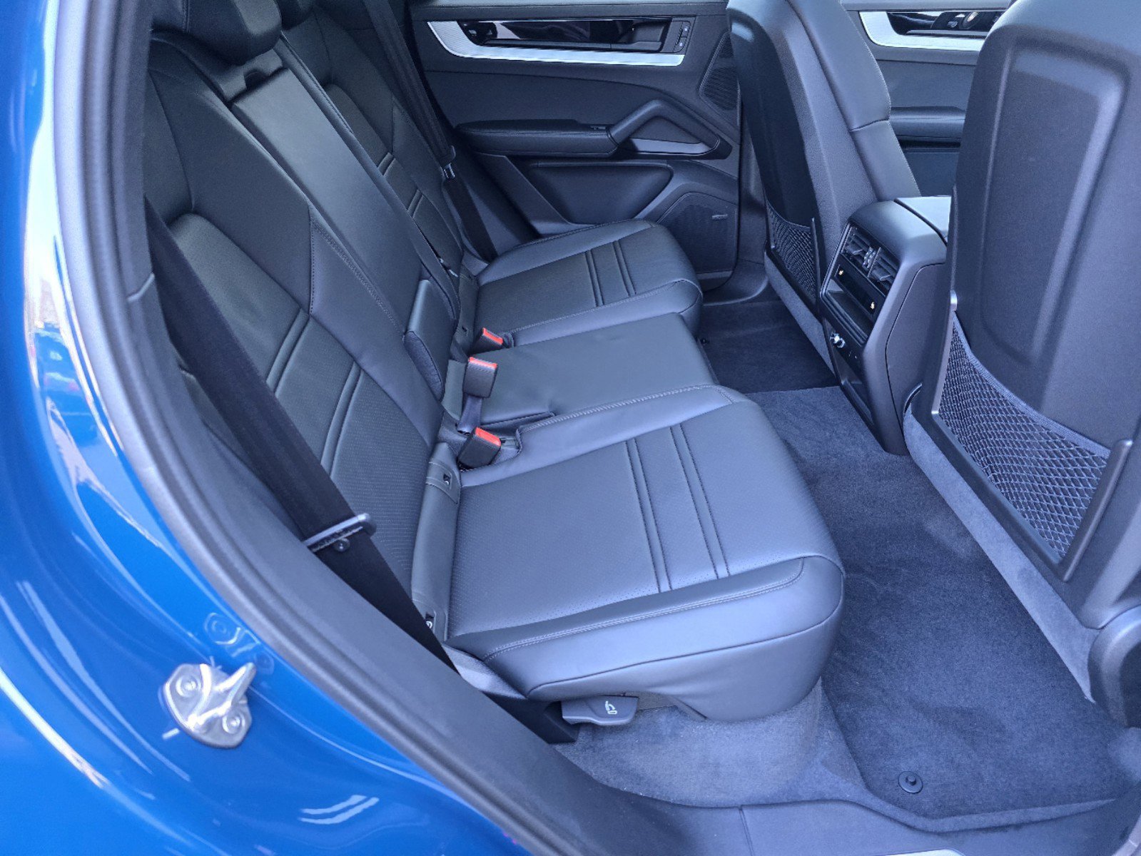 2025 Porsche Cayenne photo 13