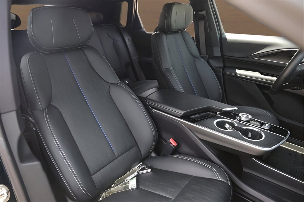 2024 Cadillac Lyriq Luxury photo 26