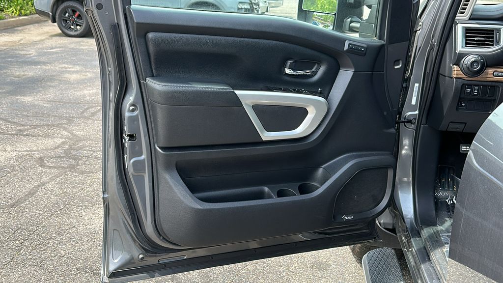 2021 Nissan Titan SL photo 9
