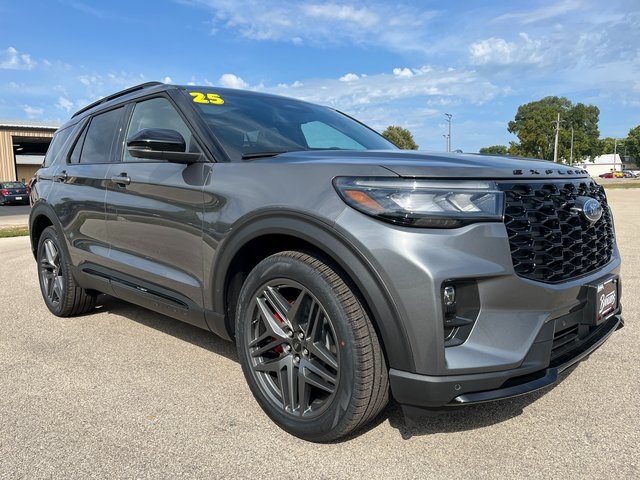 2025 Ford Explorer ST photo 2