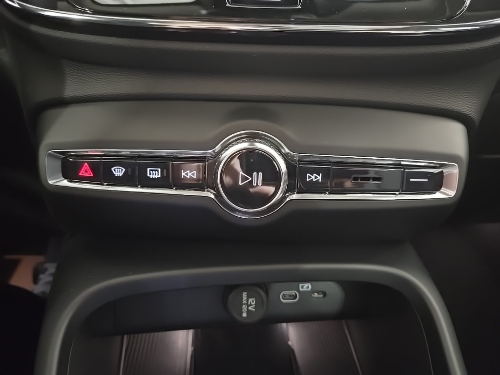 2026 Volvo XC40 Plus photo 15