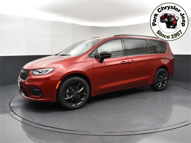 2025 Chrysler Pacifica Limited photo 3