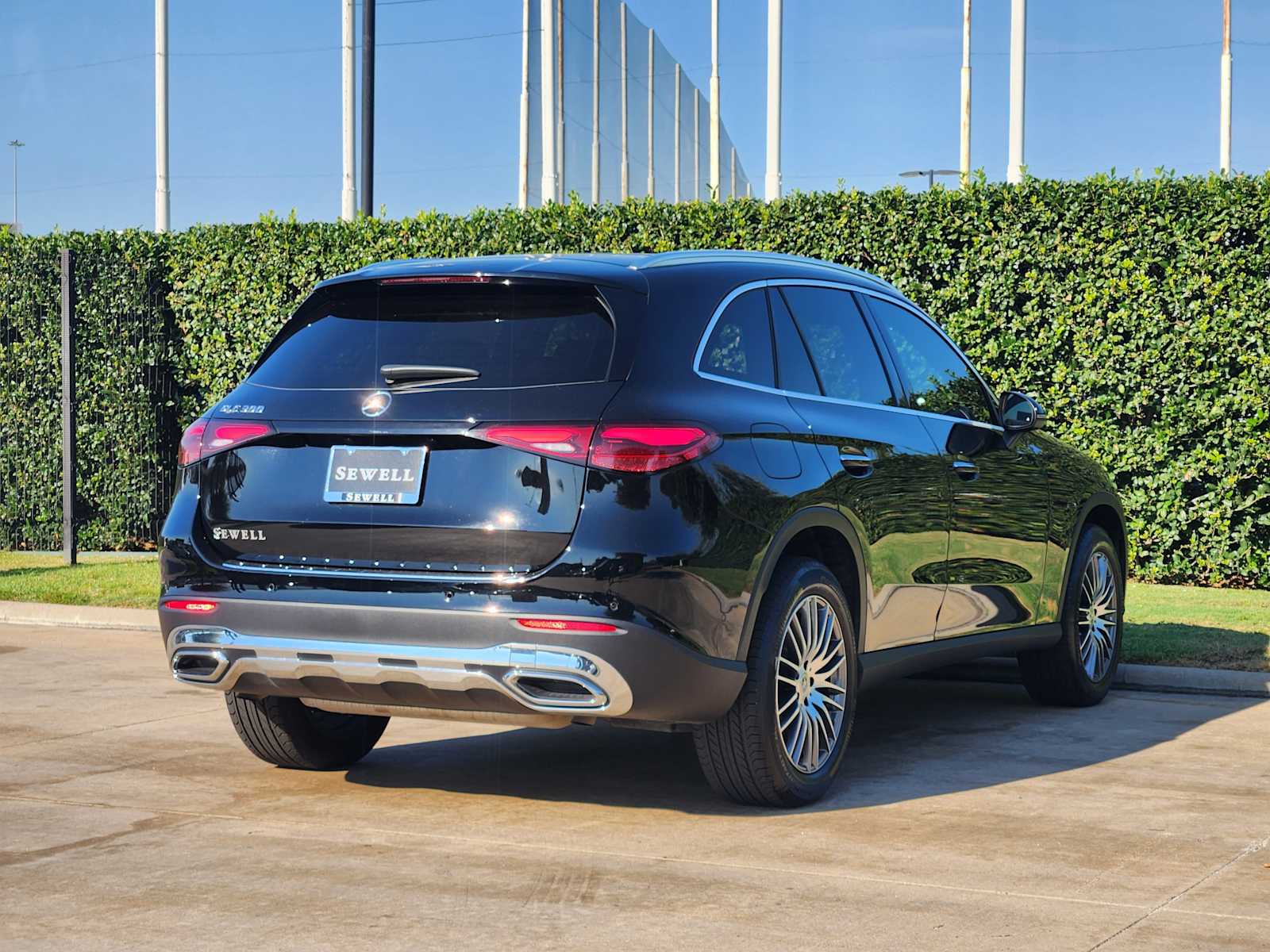 2025 Mercedes Benz GLC 300 photo 3